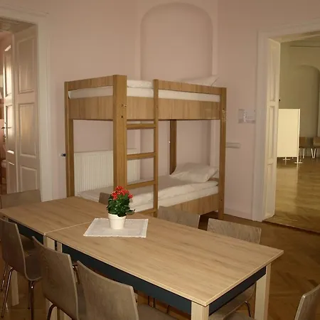 Pensión Ciszterci 4*